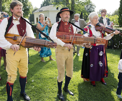 Leif Alpsjö spelar nyckelharpa på bröllop